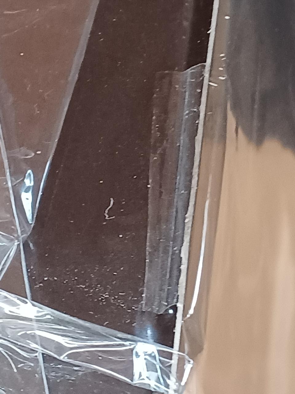 テープが剥がれかかっています。