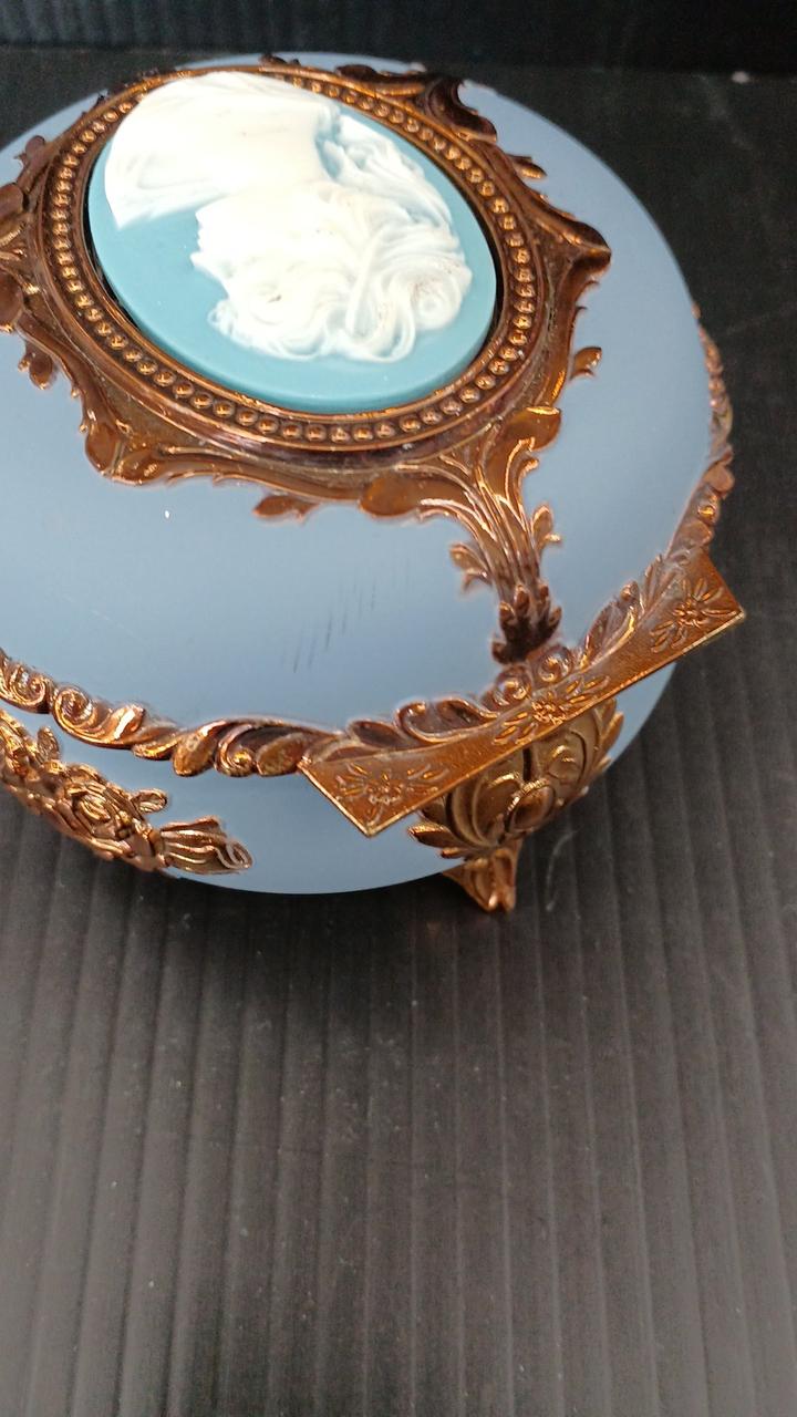 黒い線状の汚れあり