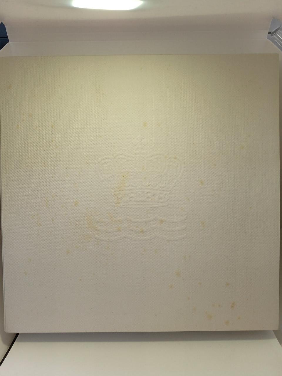 箱の表面一部汚れてます。