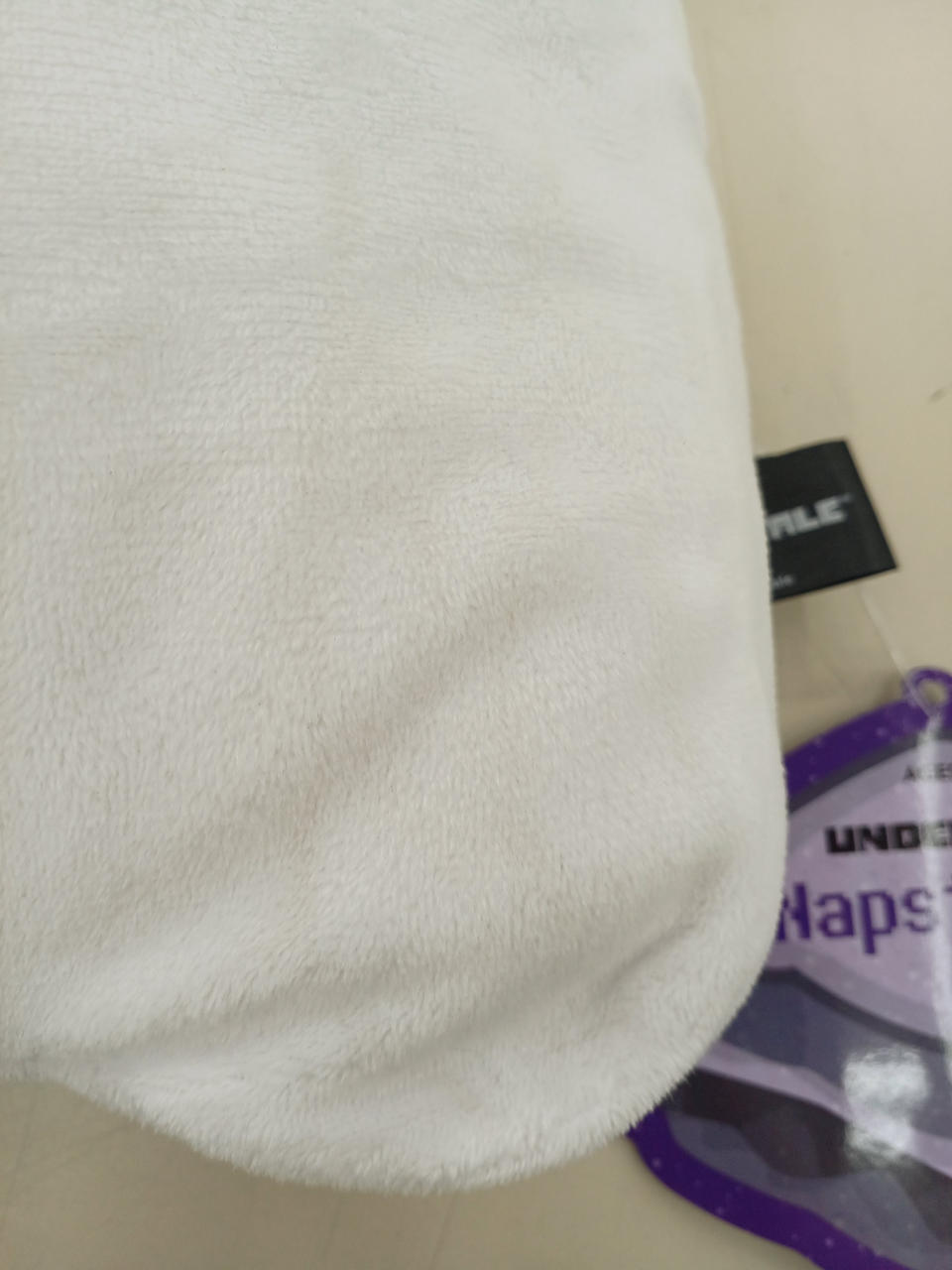 左足周辺　うっすら縦に汚れあり