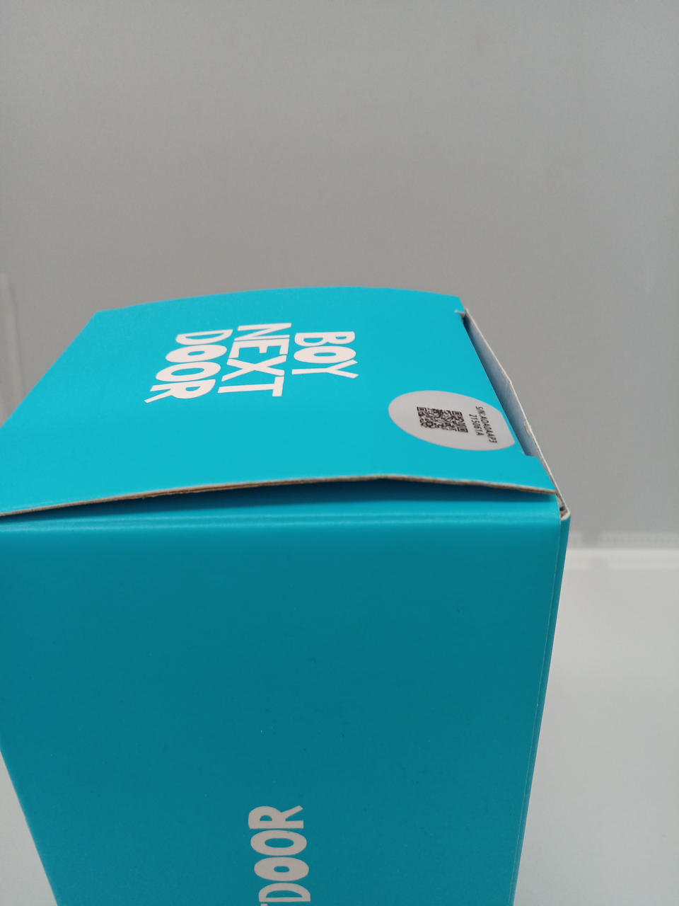 蓋は少し曲がり気味です。