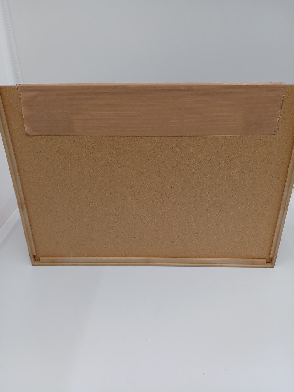 本体裏側　テープが貼ってあります。