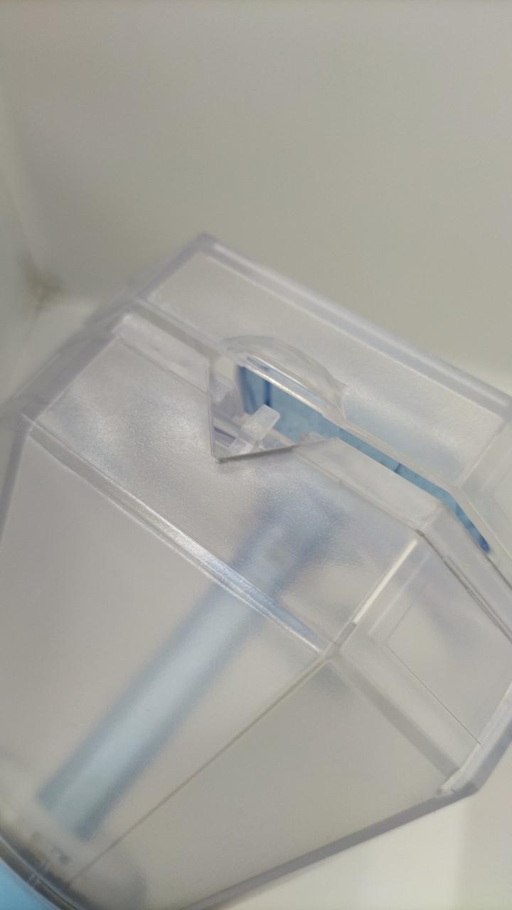 留め具破損、常に半開きです。