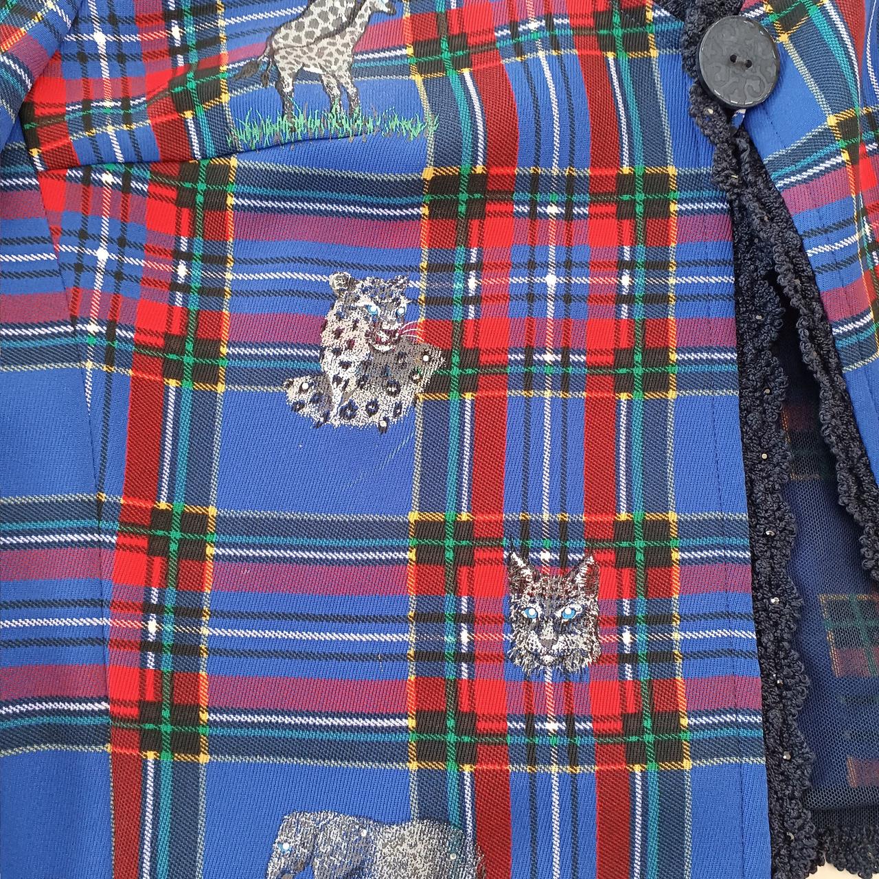 ヒョウの下に白っぽいラインが入ってます。