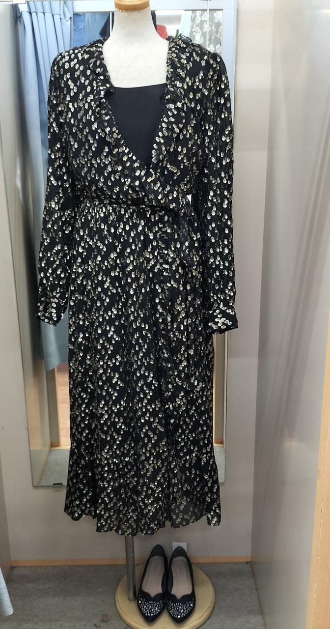 黒のインナー、靴は付属品ではありません。