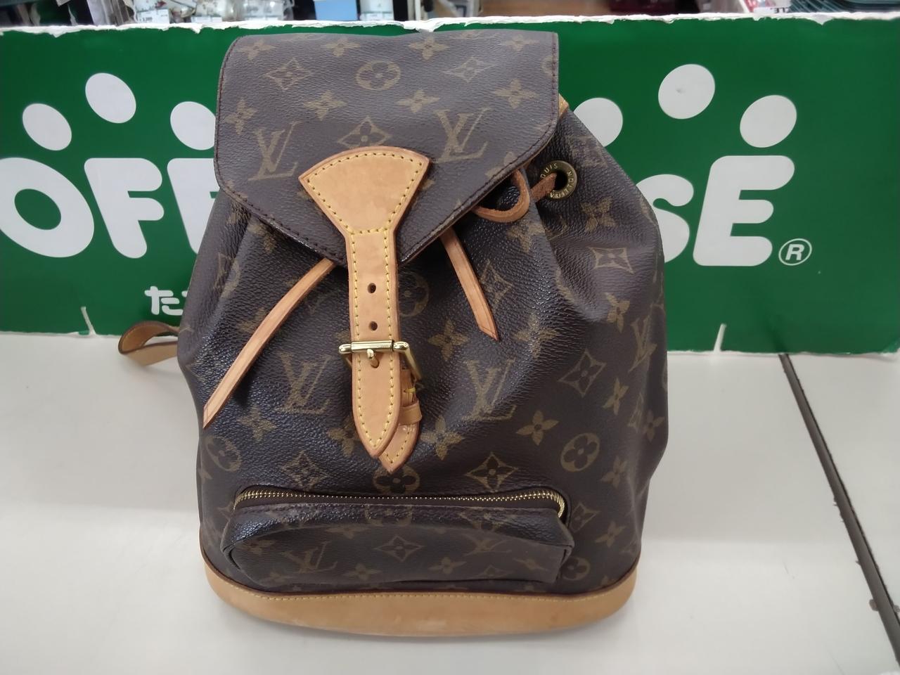 ヌメ革部分にシミ、汚れ有り