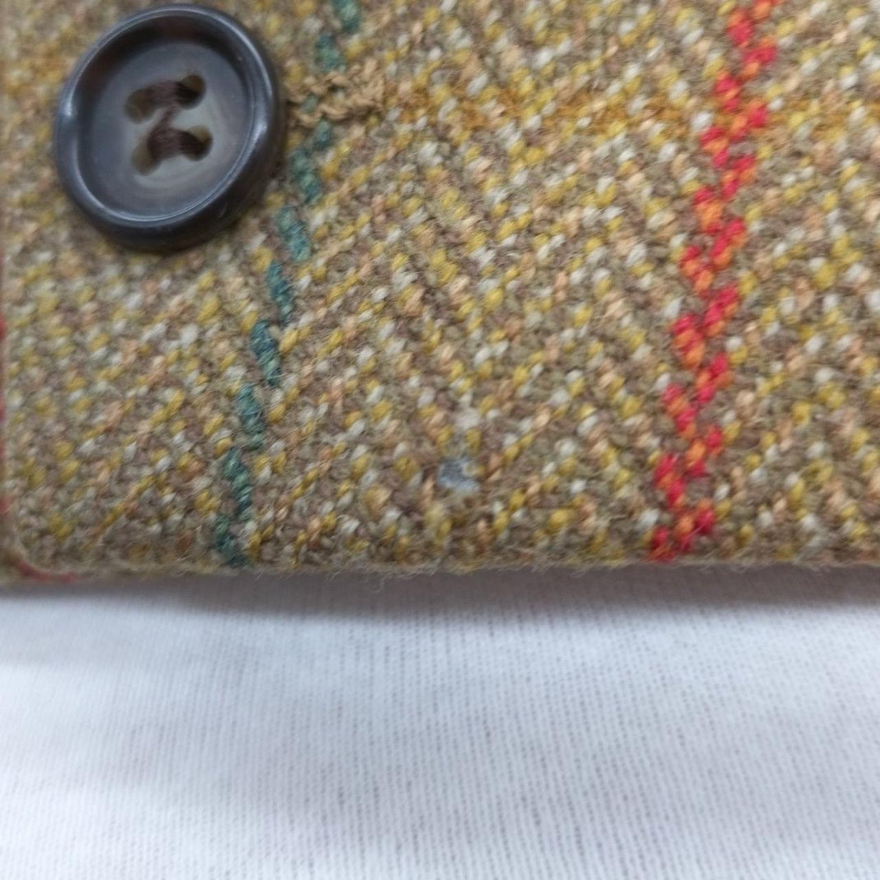 右袖に小さな穴有り。