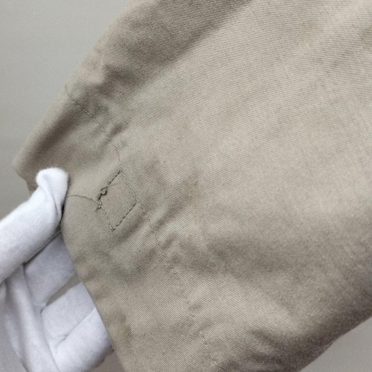 右袖口汚れ有り。