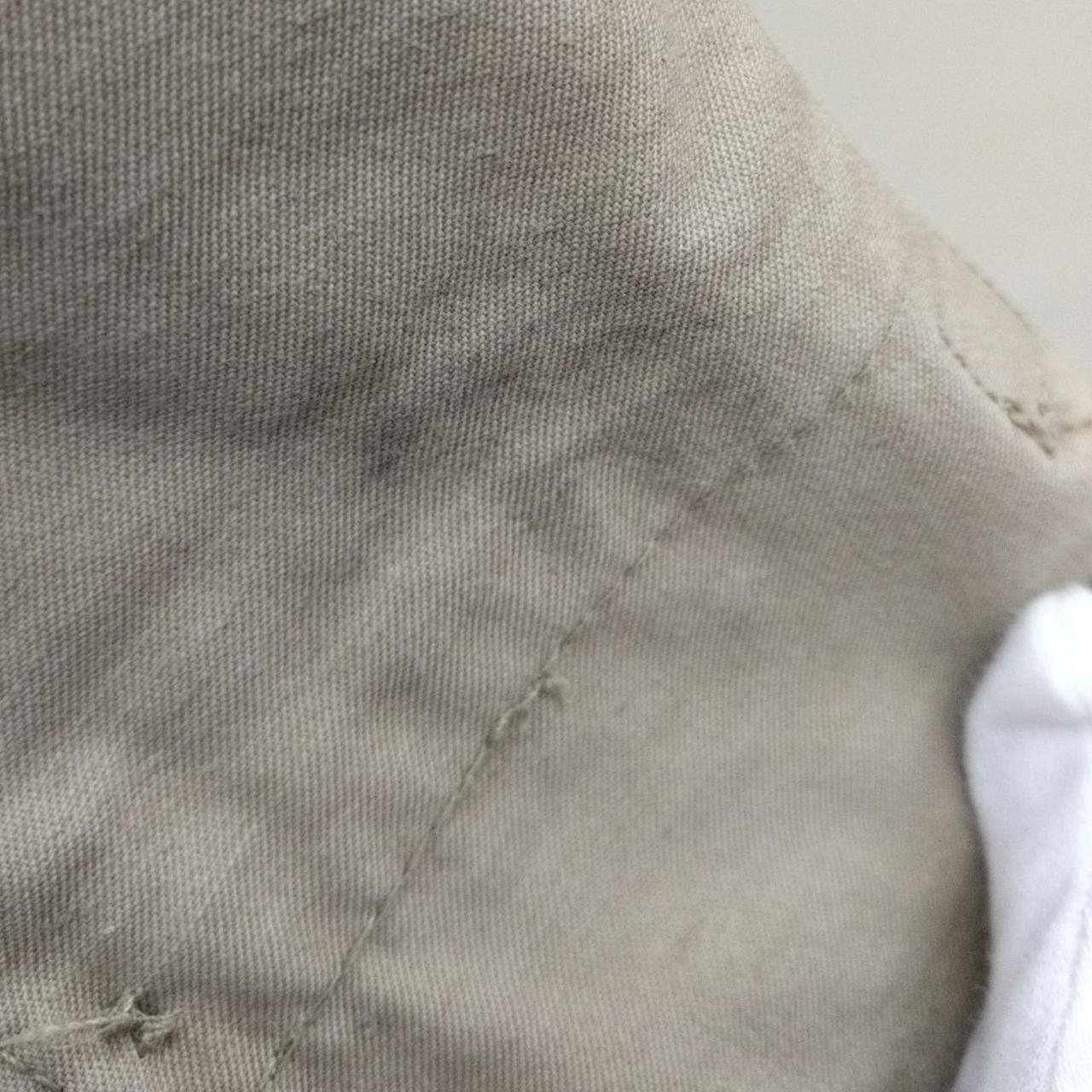 左袖口シミ有り。