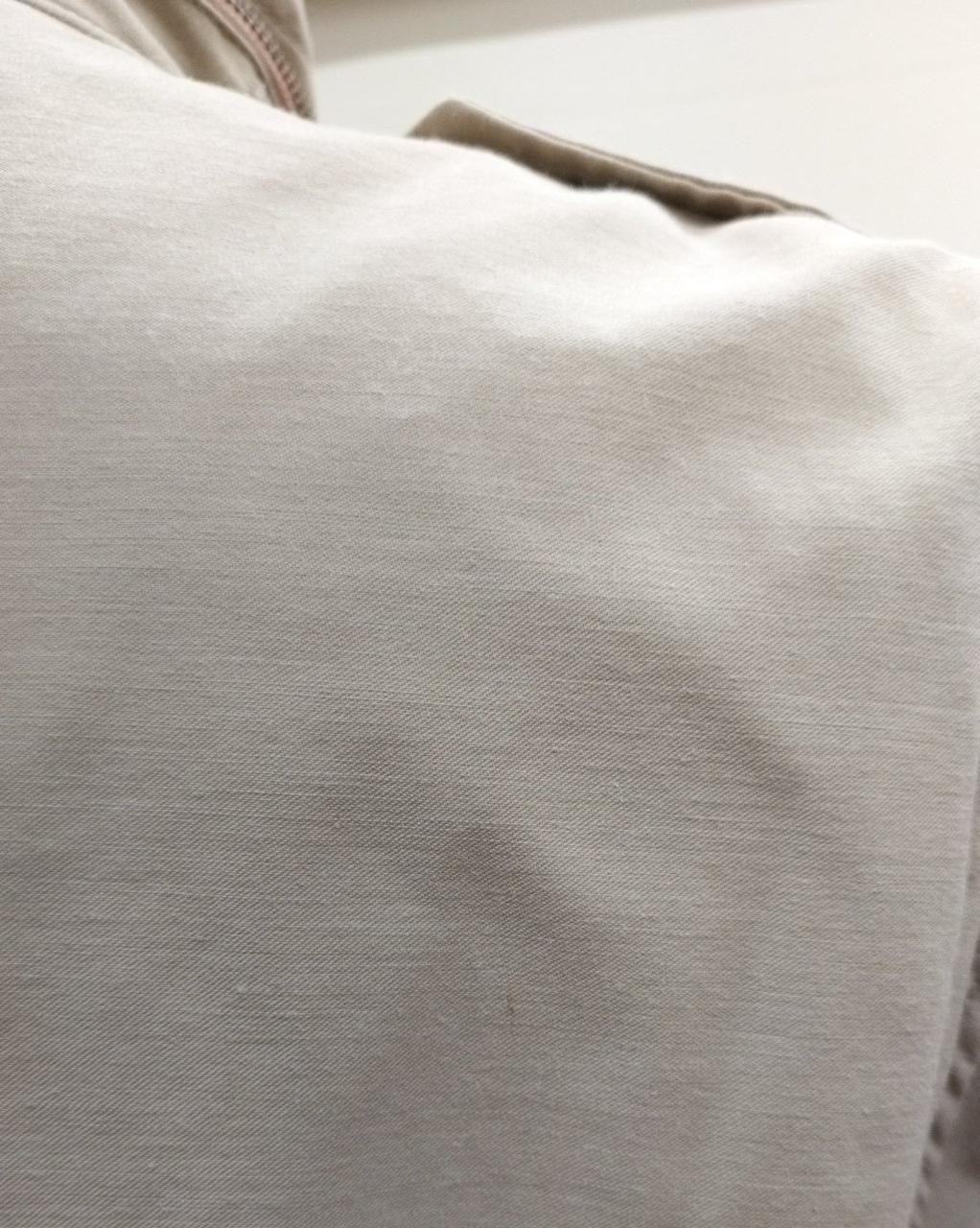 右肩汚れ有り。