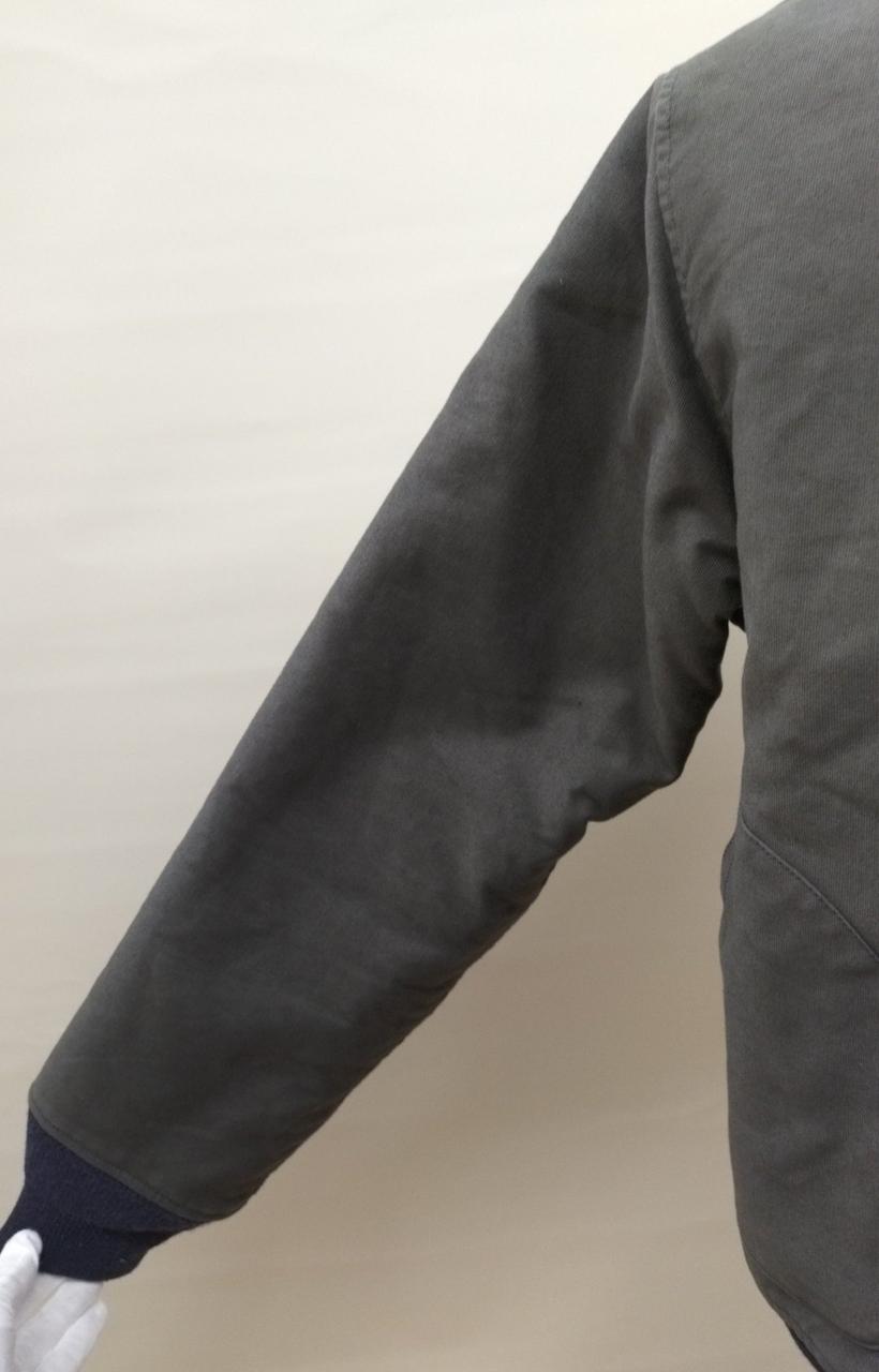 右袖毛羽立ち有り。