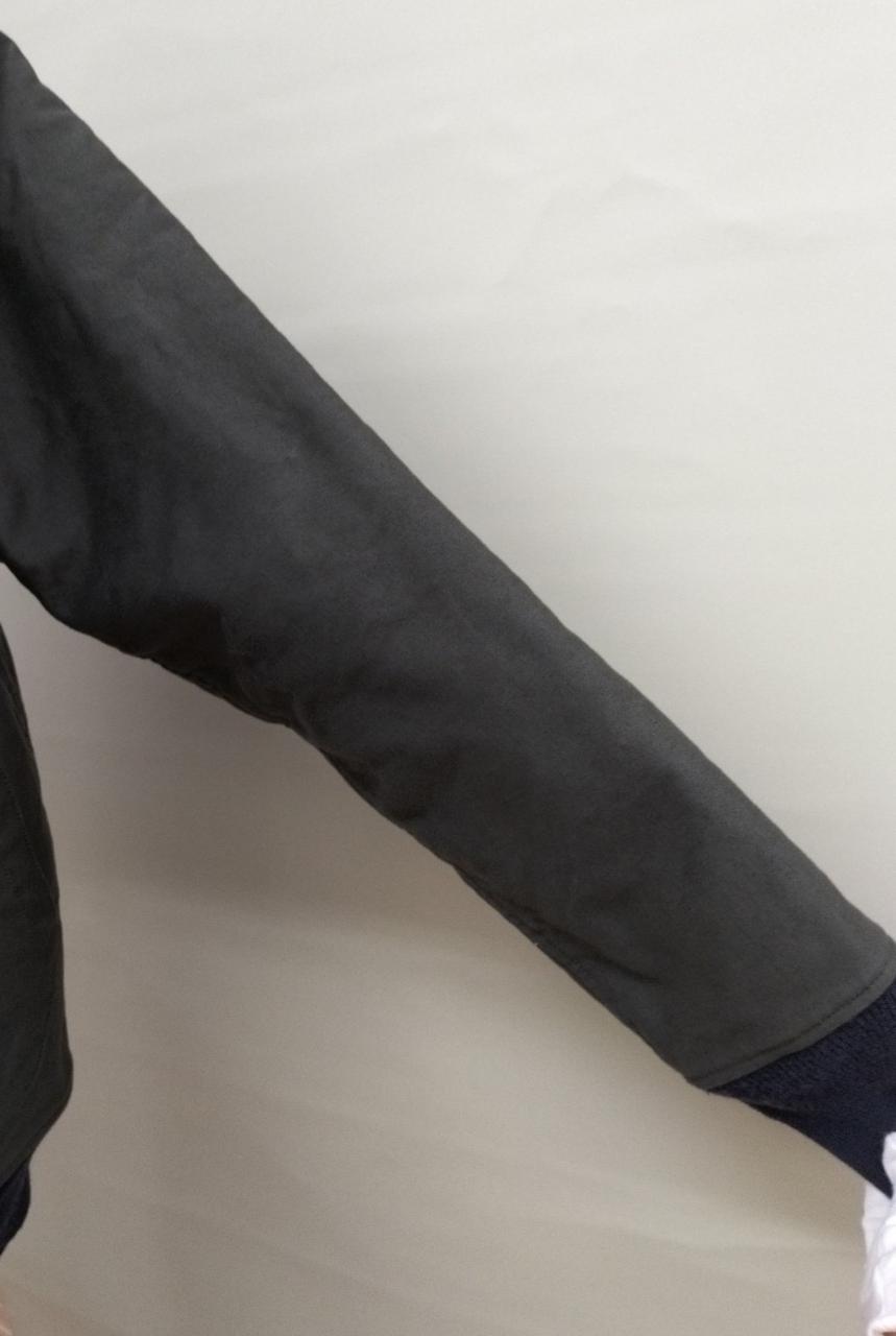 左袖毛羽立ち有り。