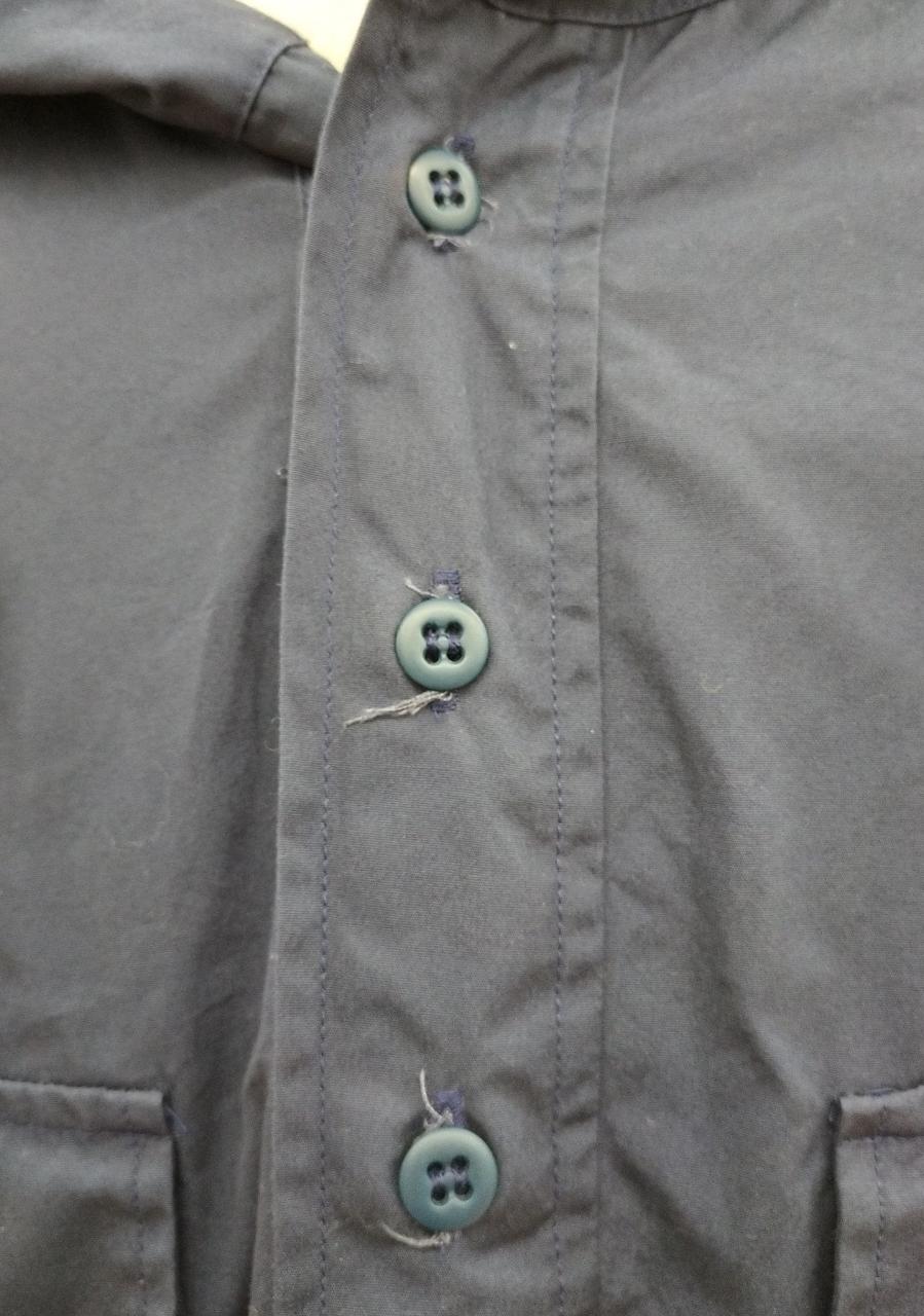 中央胸部ボタン糸ほつれ有り。