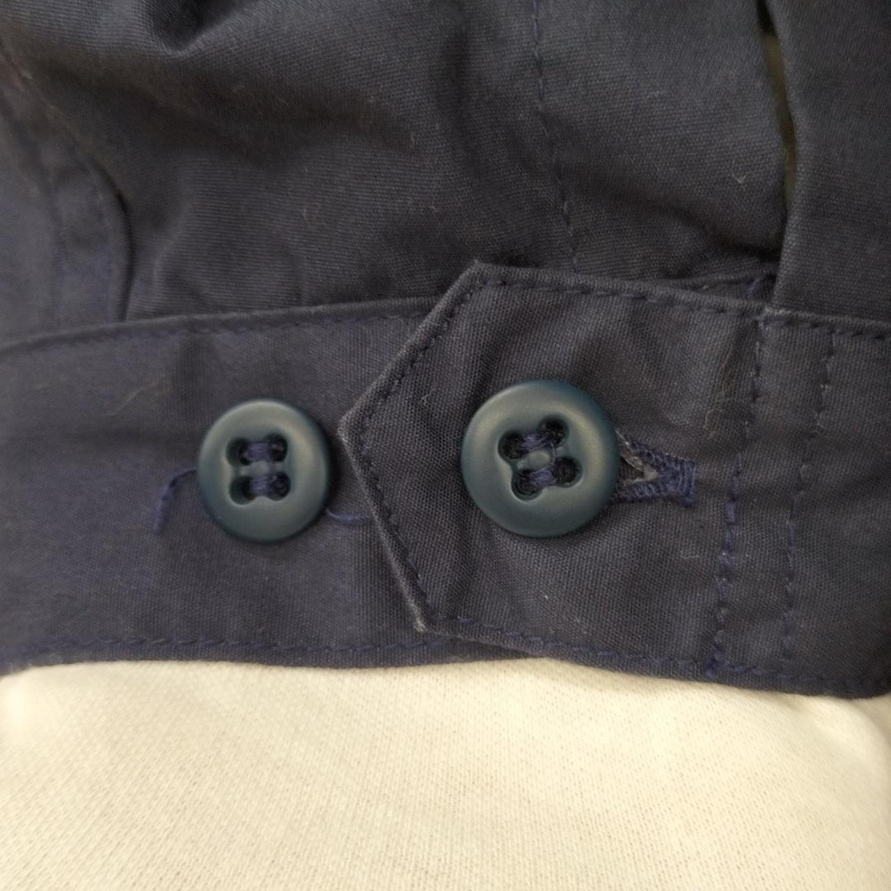 右袖口糸ほつれ有り。