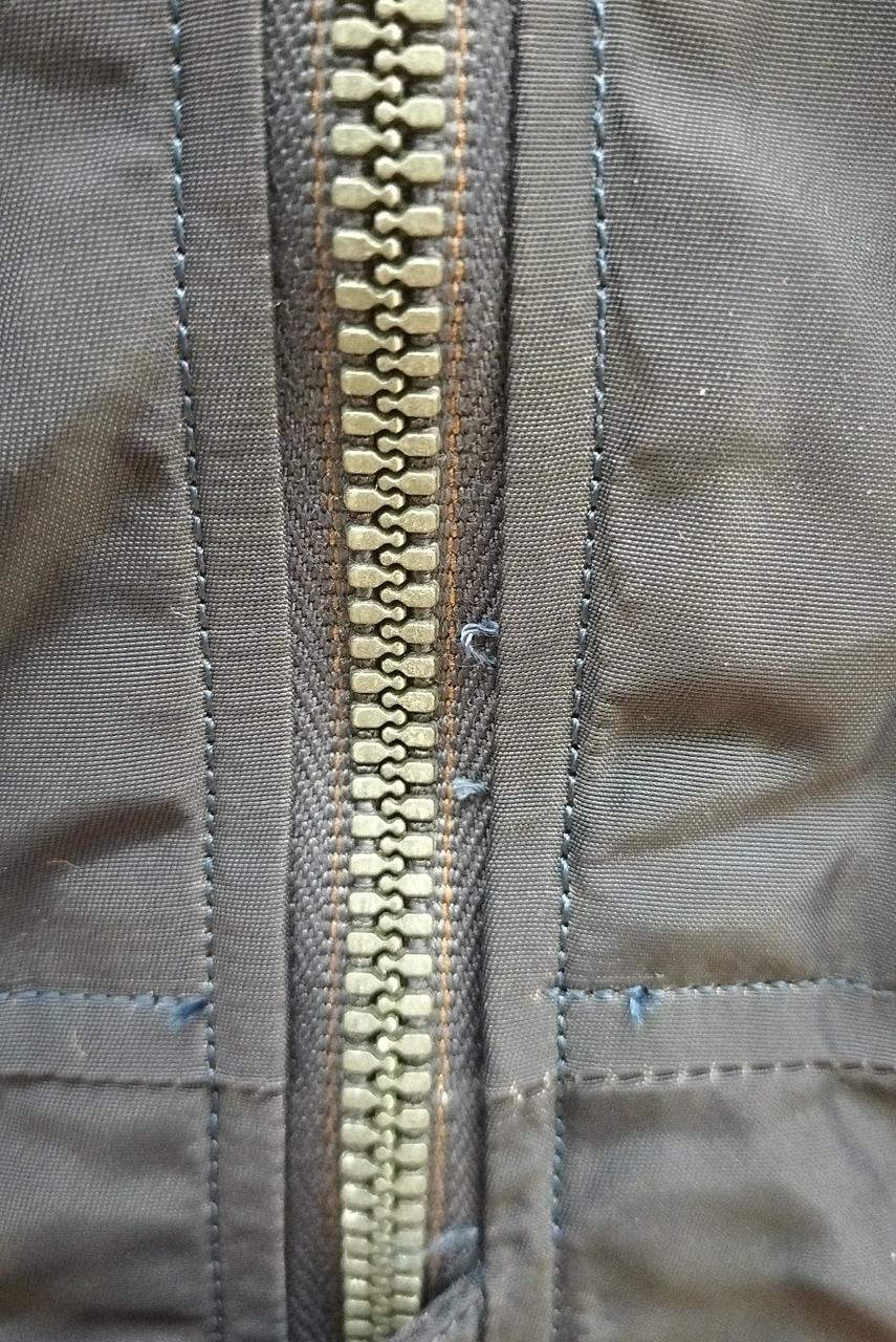 ファスナー下部糸ほつれ有り。