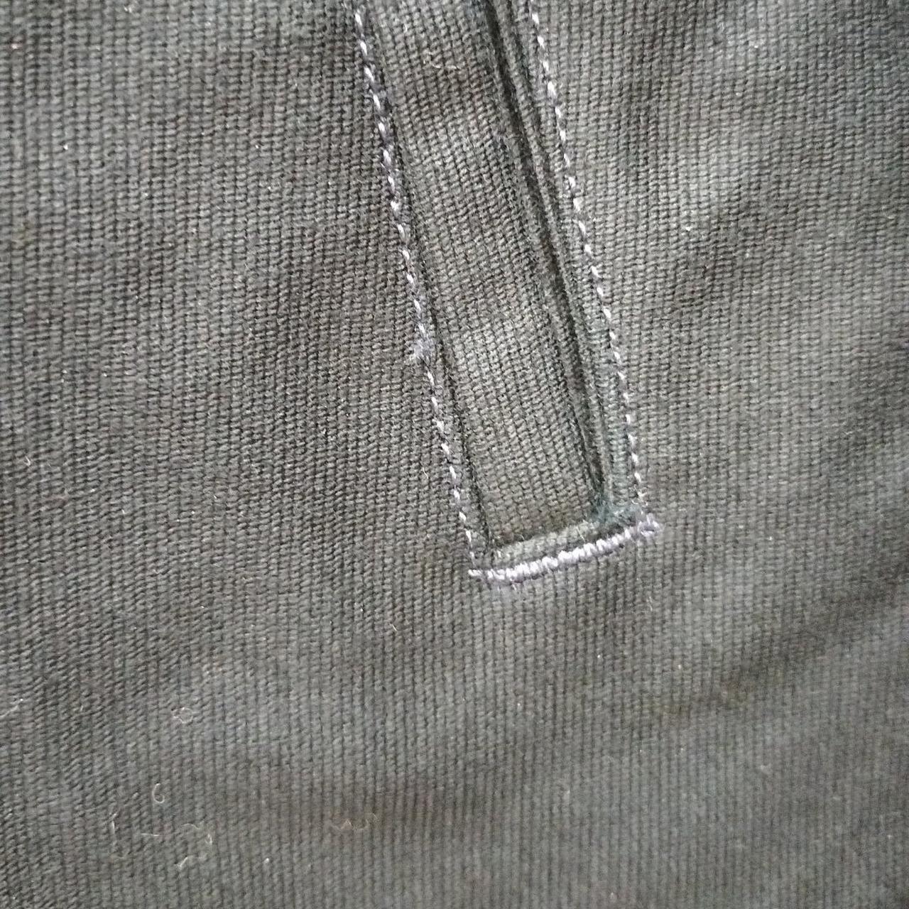 左側ポケット糸ほつれ有り。