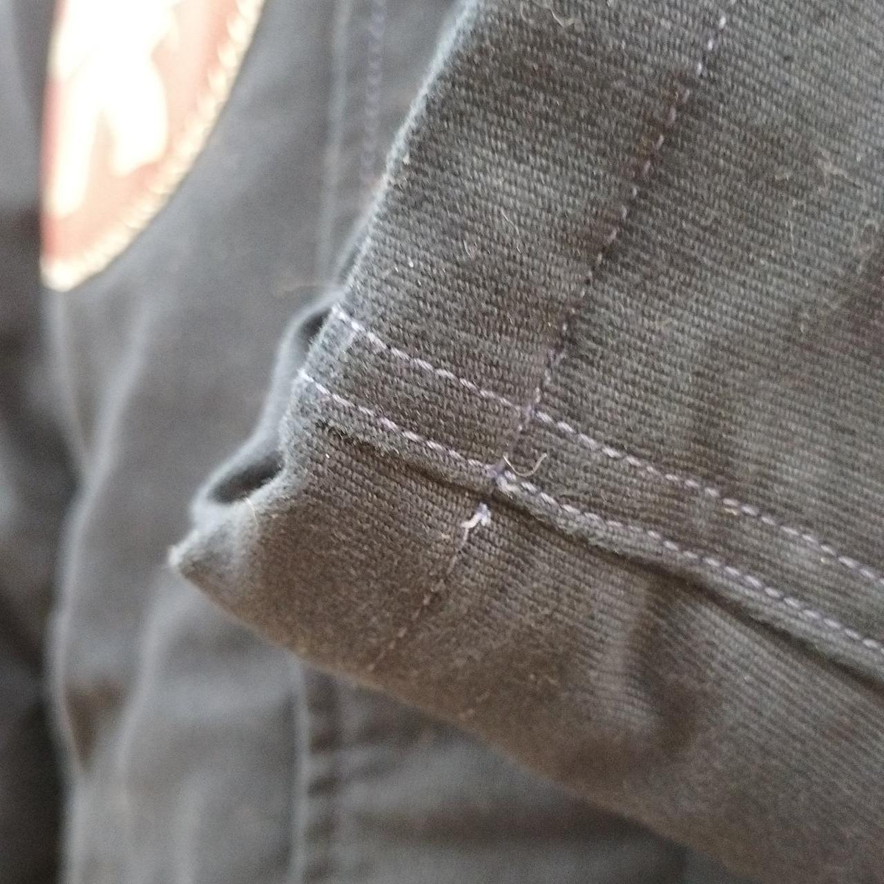 左袖口糸ほつれ有り。