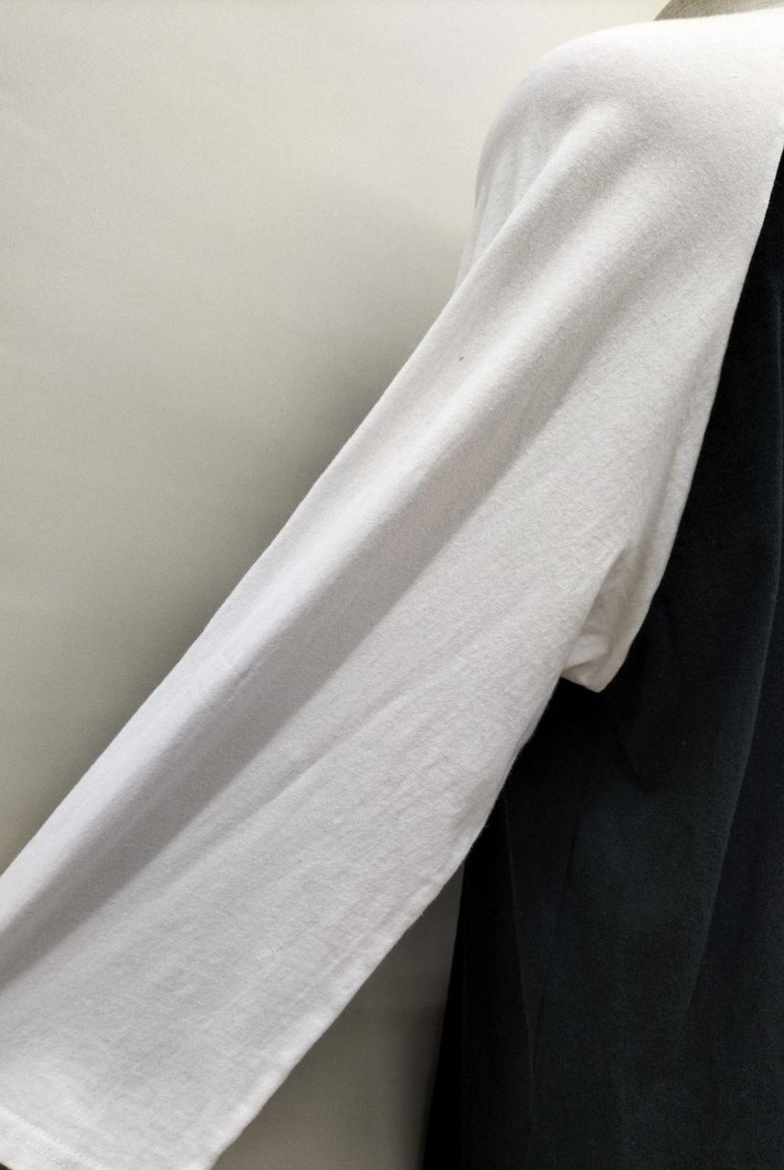 服全体的に毛羽立ち有。