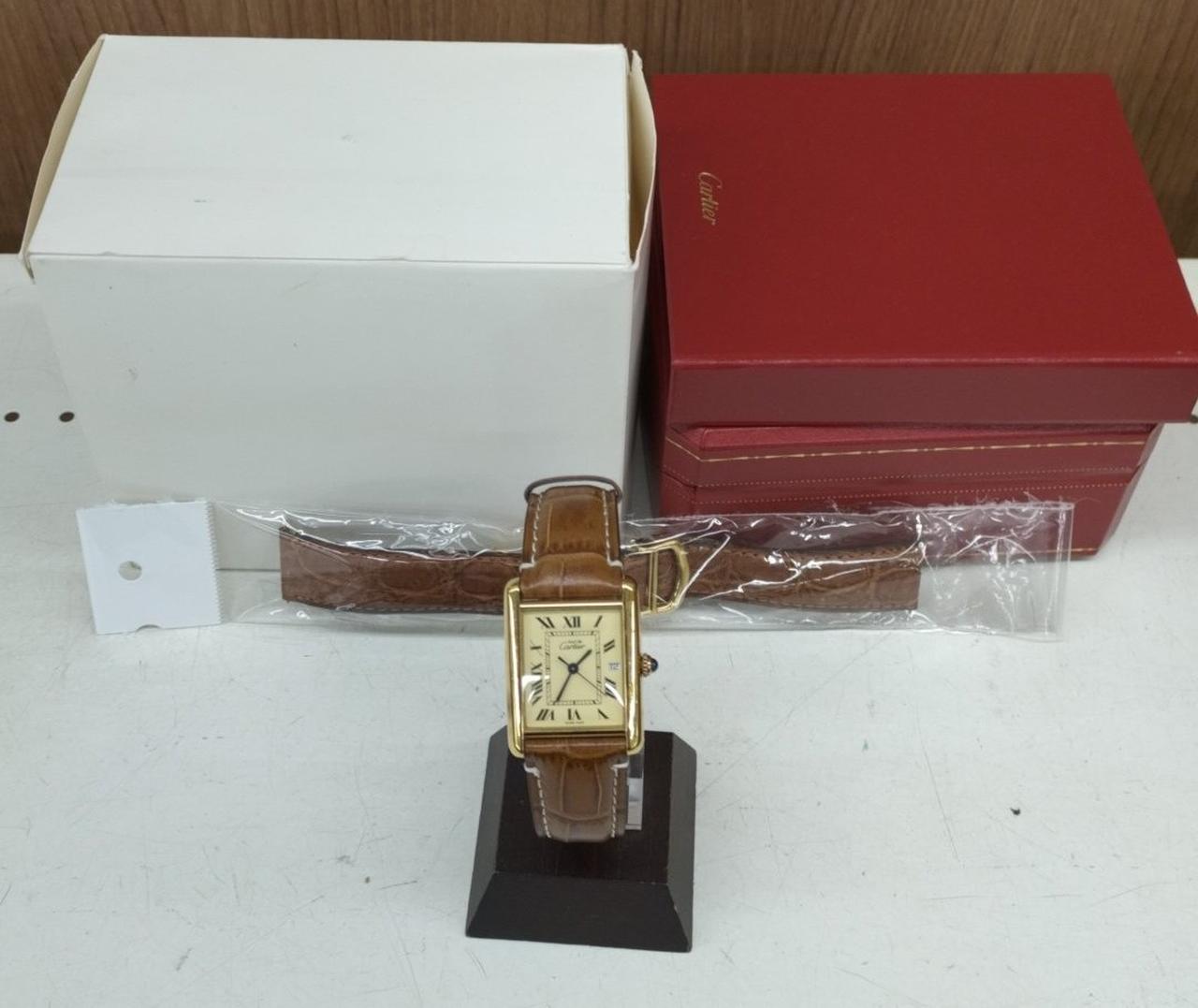 時計の台座は含まれません。