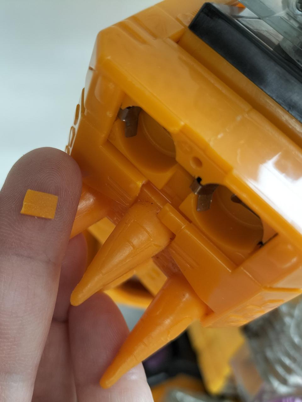 手の電池ボックス引掛け箇所が折れてます