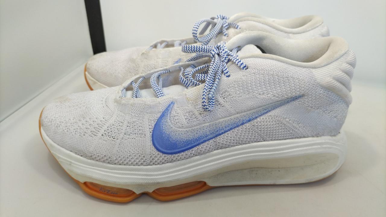 NIKE 型番：HJ9084-100 スニーカー