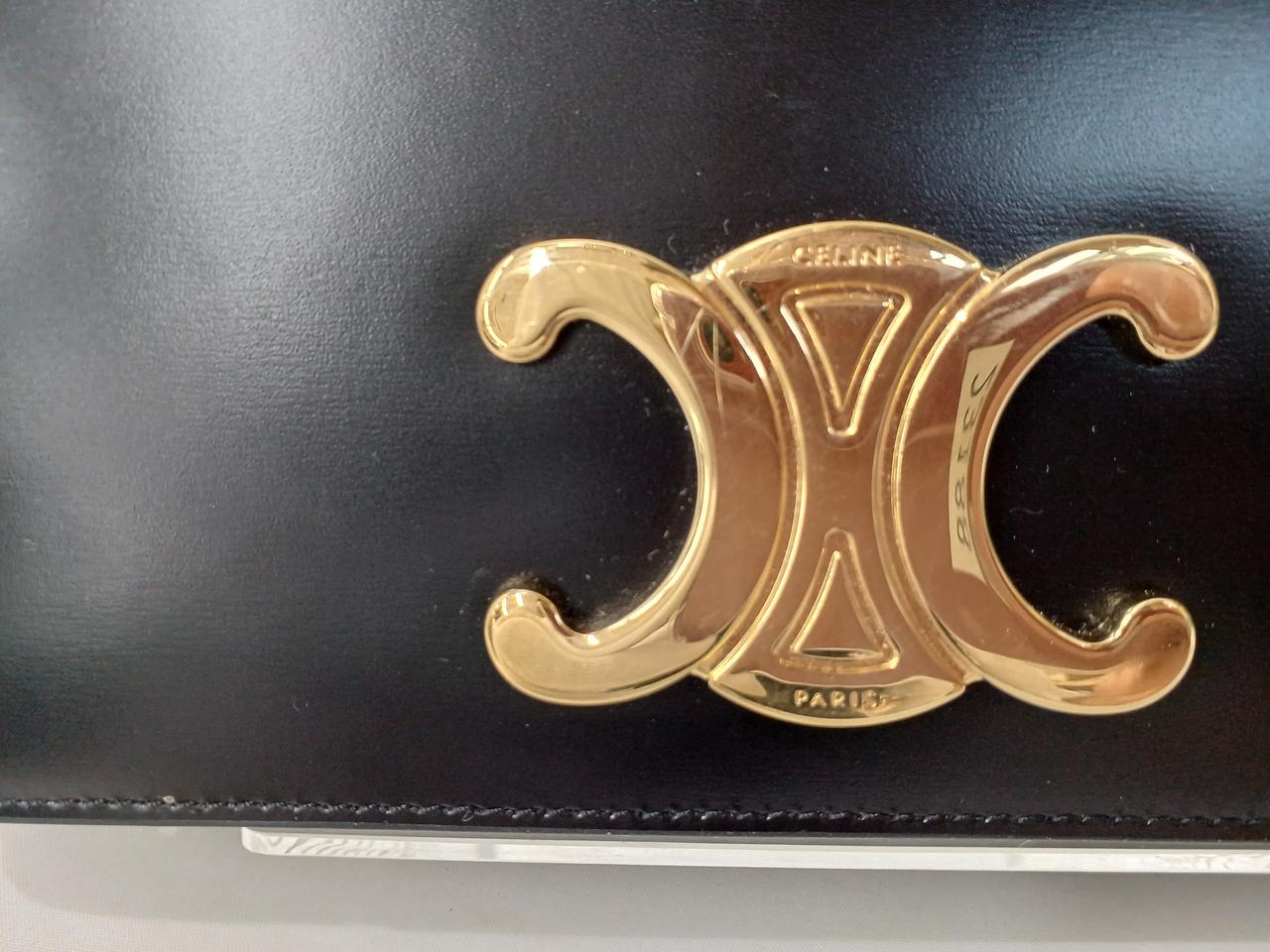 正面、ロゴ部分にスレ、キズあります。