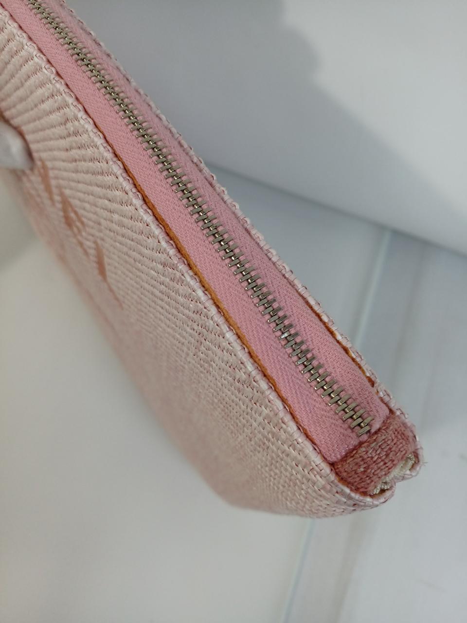 ファスナー付近にシミあります。