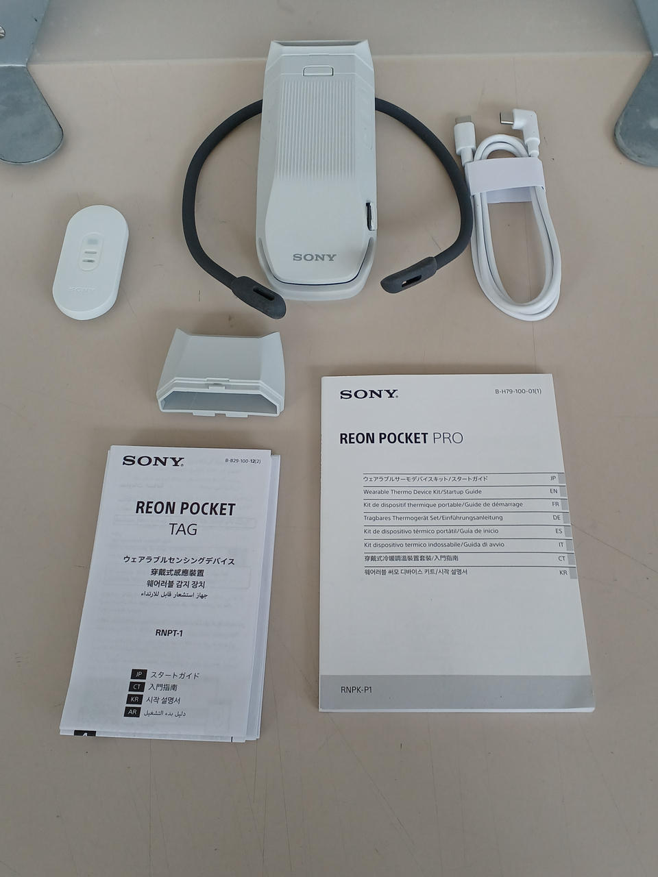 充電口ゴムのフタ、キズ有ります。