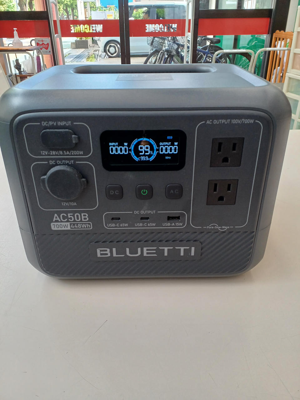 少々使用感あり。6出力ポートから充電可能