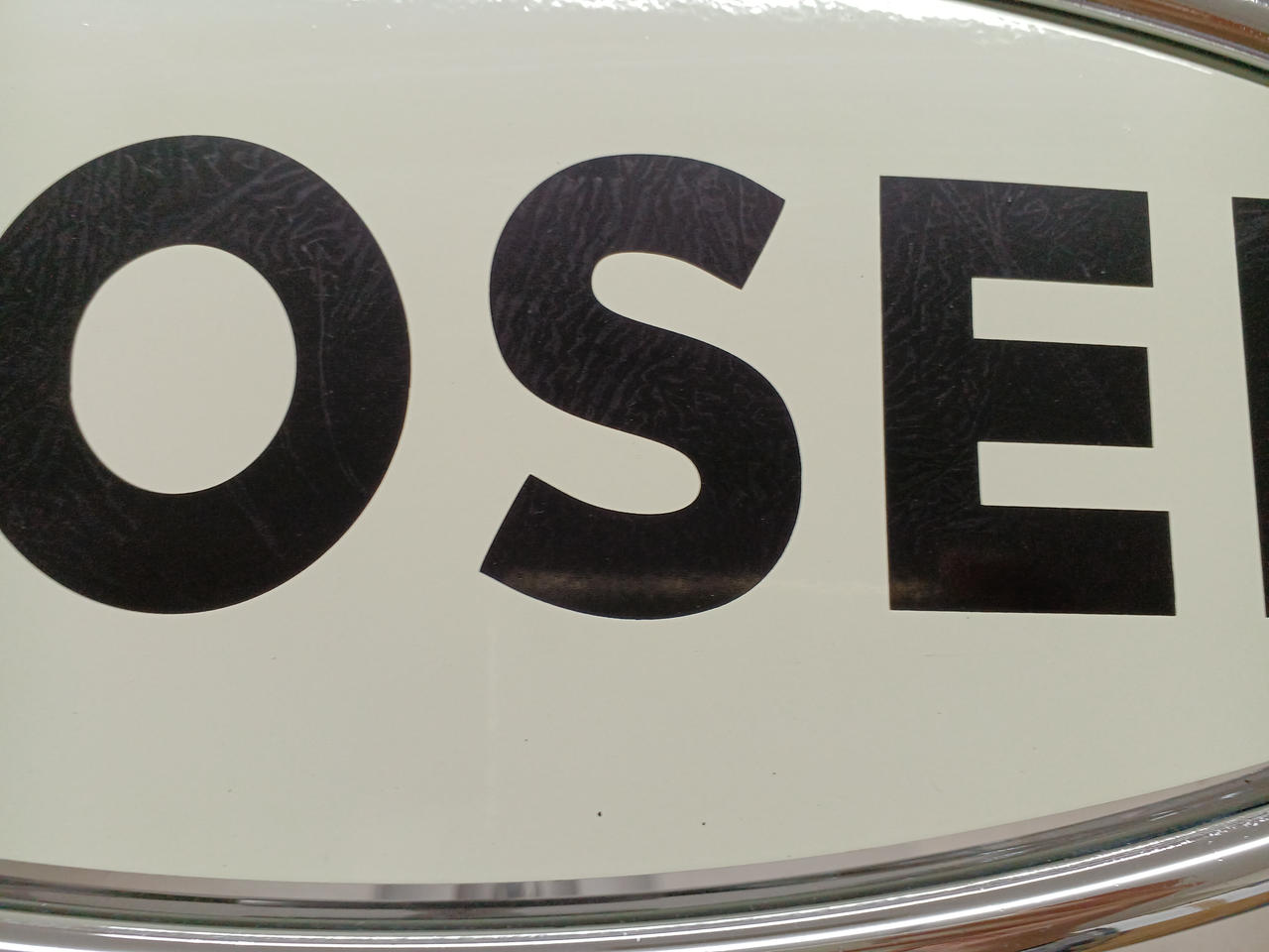 文字の部分に何かの跡あります。