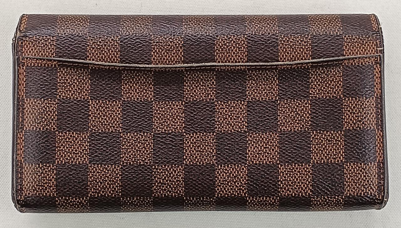 外ポケットに歪みあります