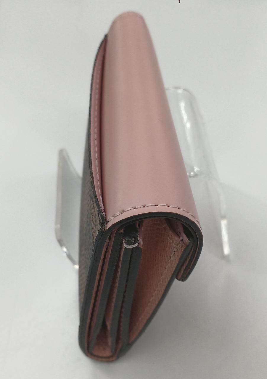 外ポケット上部に反りがございます。