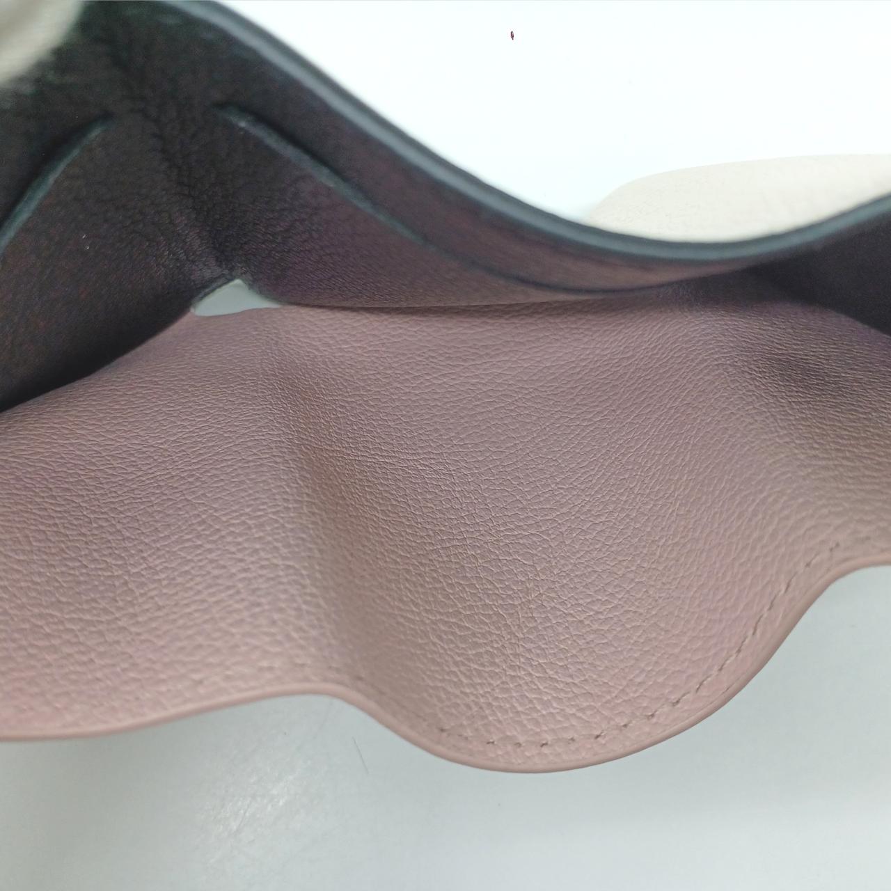 ピンク側に黒ずみございます。