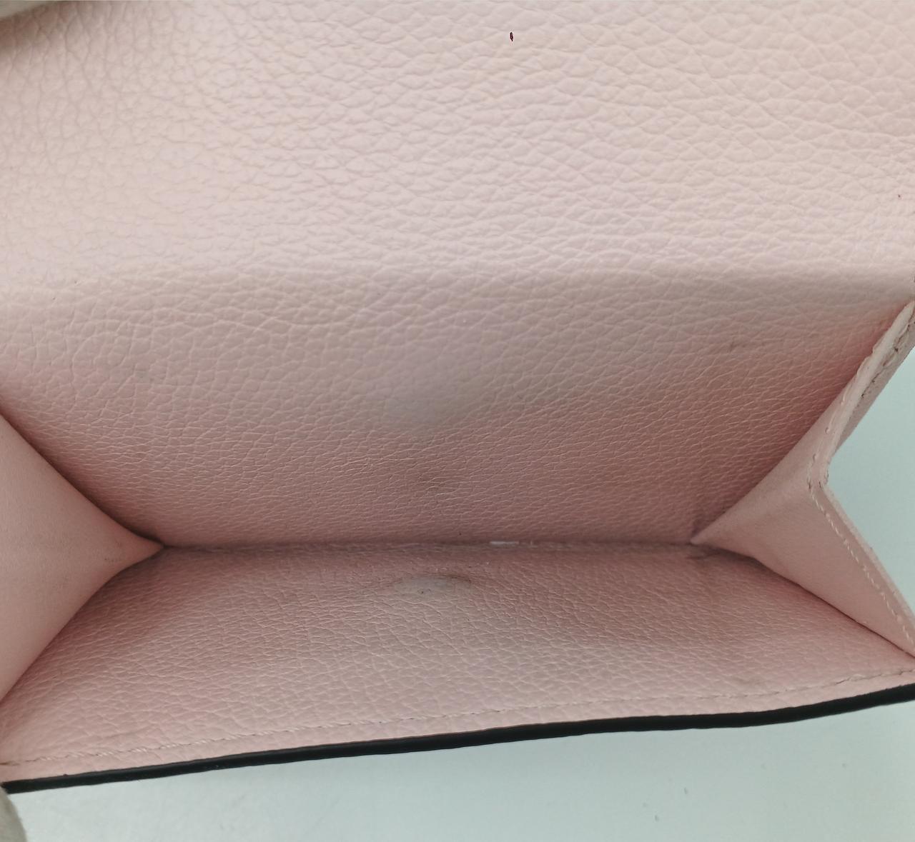 コインケース内部黒ずみございます。