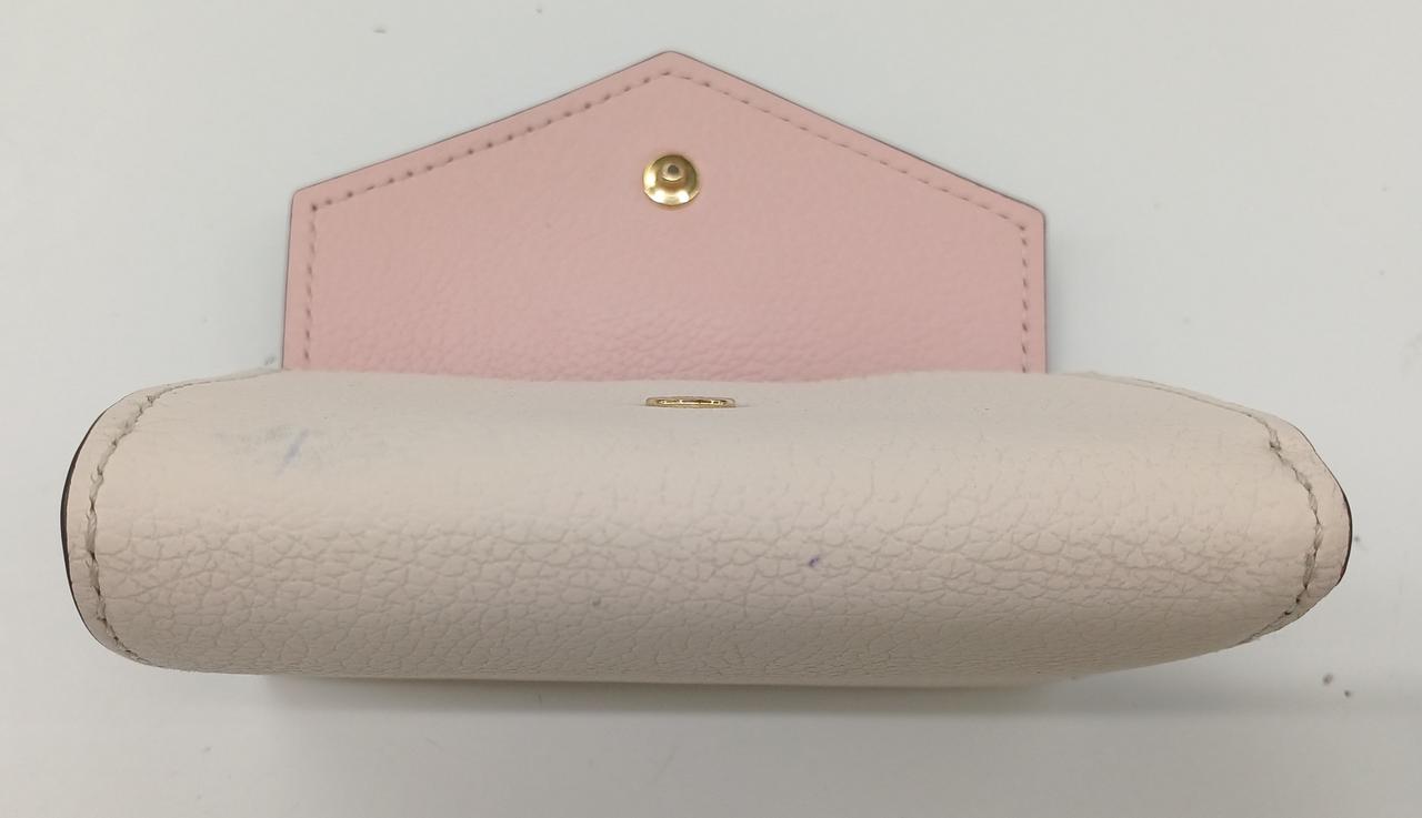 ペン跡のような黒ずみございます。