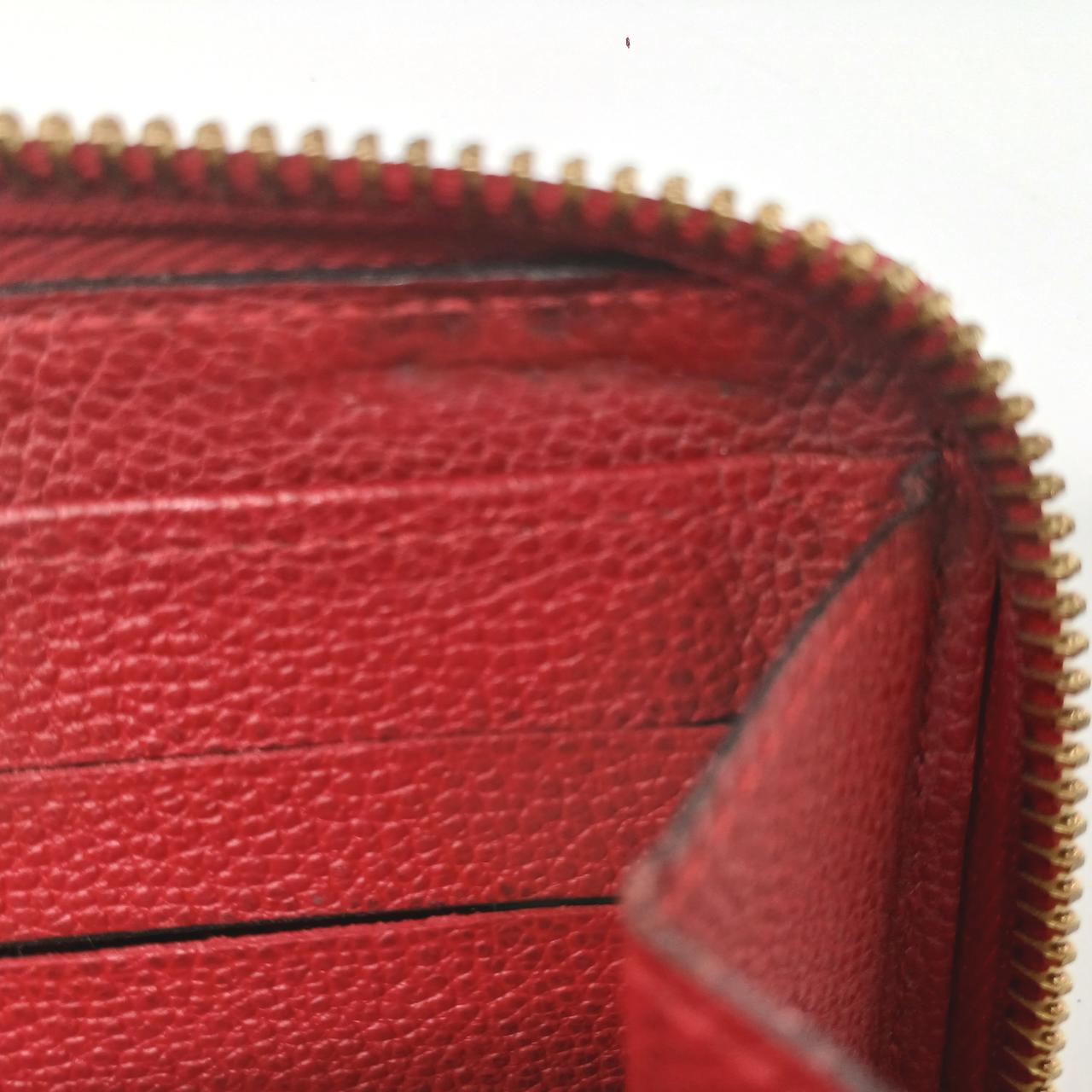 凹みや汚れがございます。