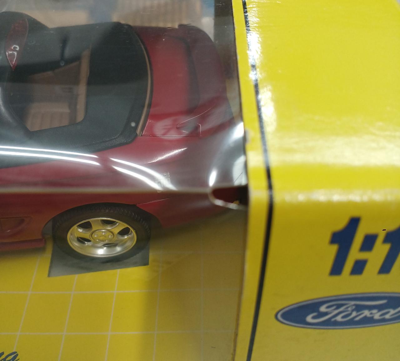 外箱クリア部分に小さい穴あきあります