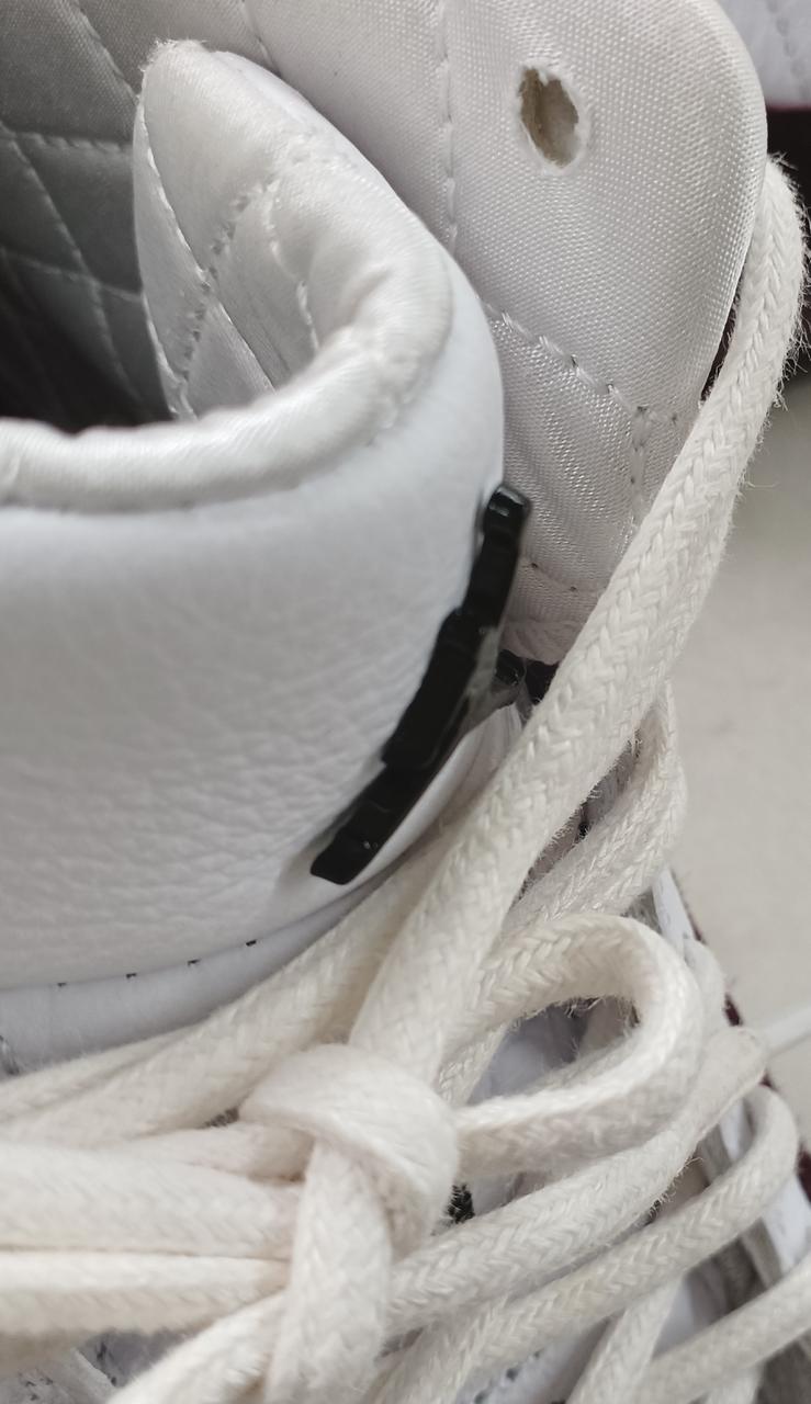 ジョーダンマークの上部に剥がれがあります