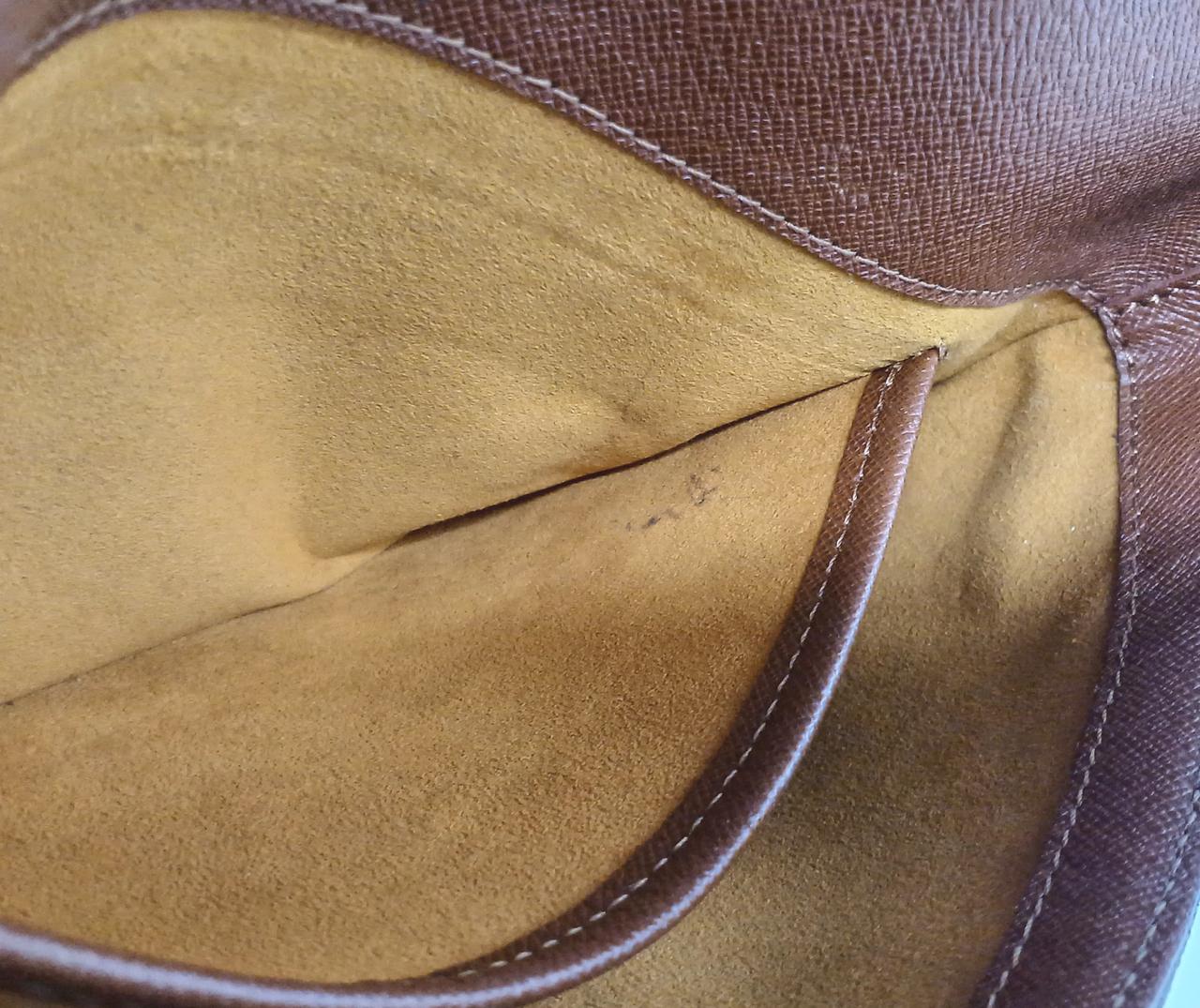 シミのようなものがございます。