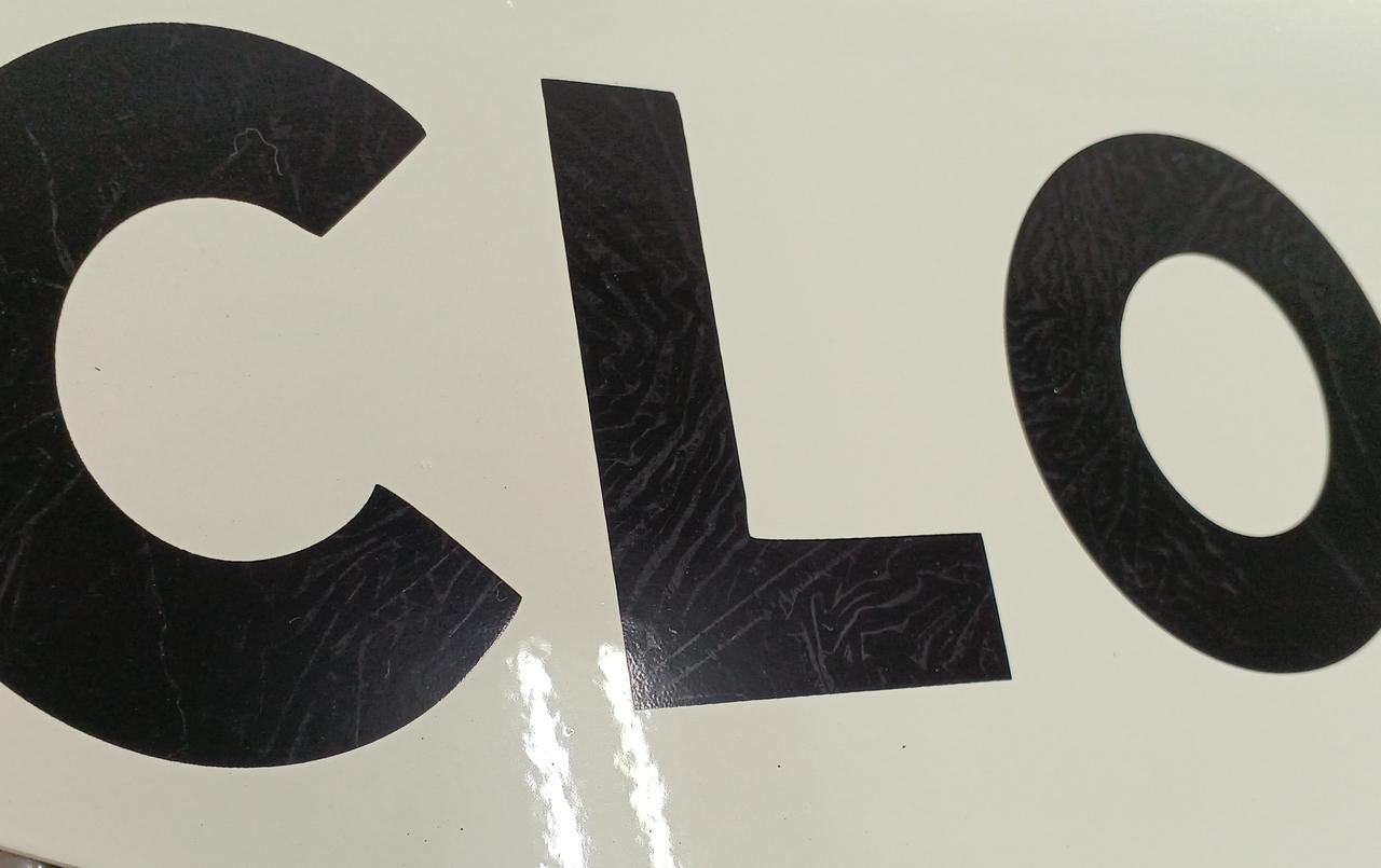 文字の部分に何かの跡あります。