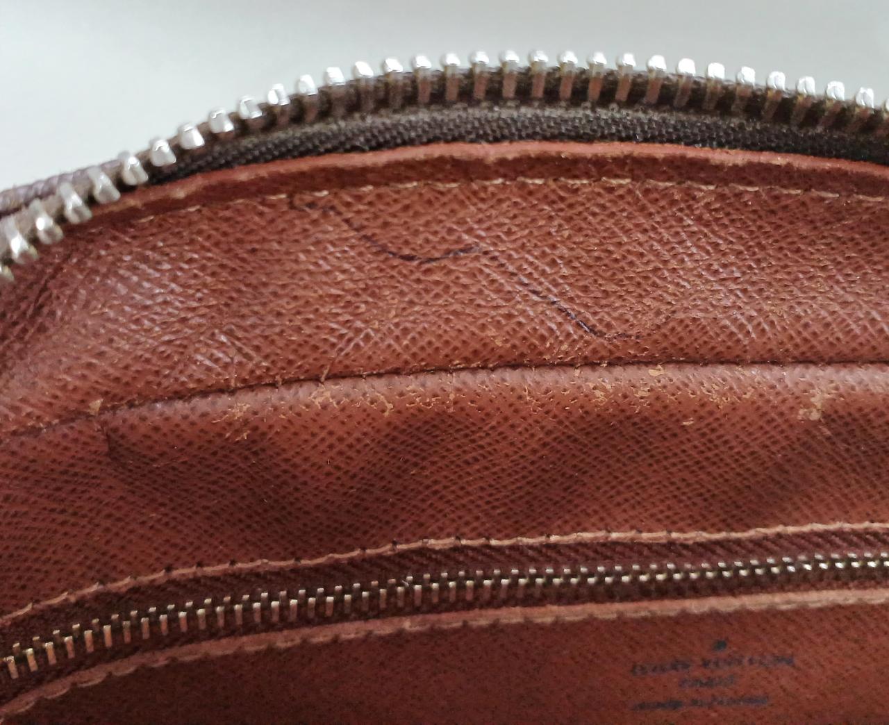 ペン跡のようなものがございます。