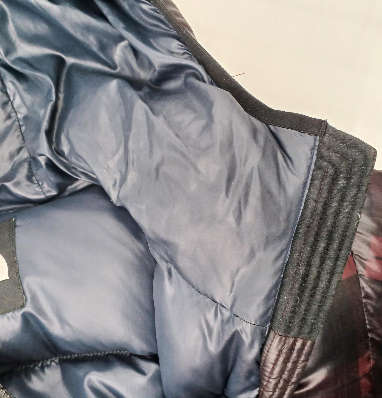 襟ぐりに変色がございます。