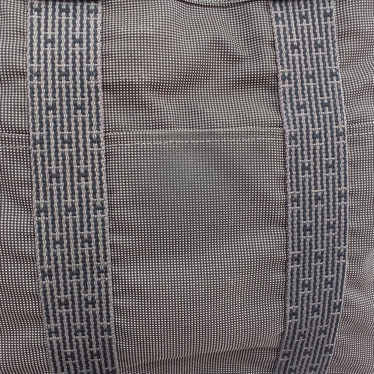 中央にシミのようなものがあります。