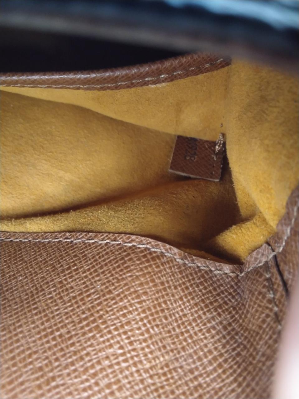 内部ポケットホツレあります。