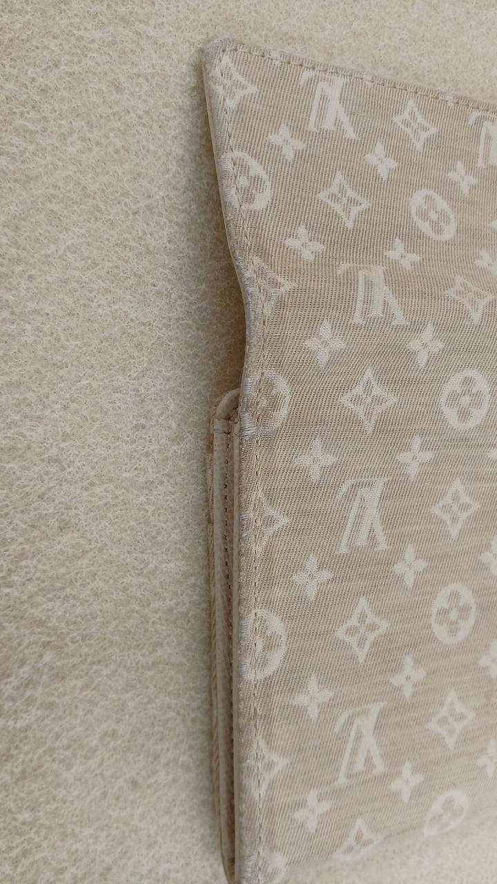 フチに汚れがあります。