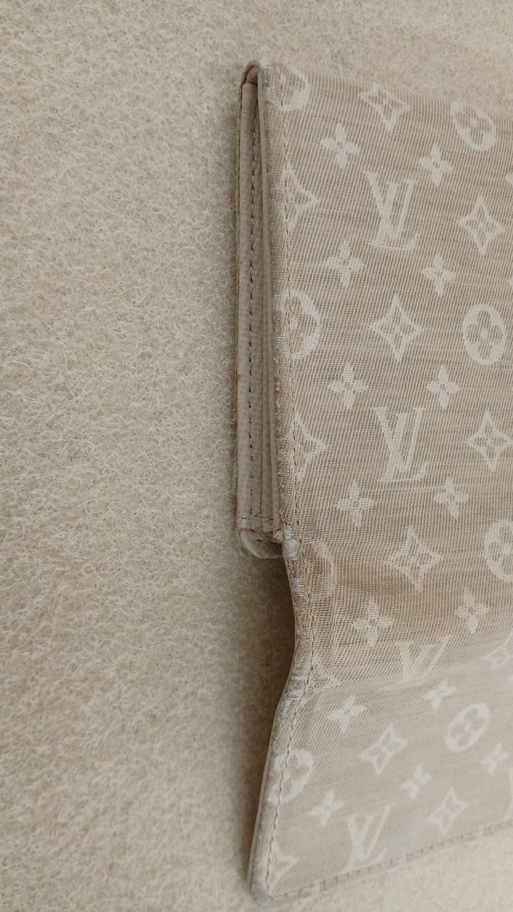 フチに汚れがあります。