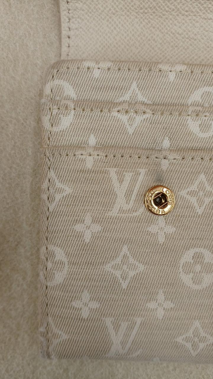 ボタン上汚れがあります。