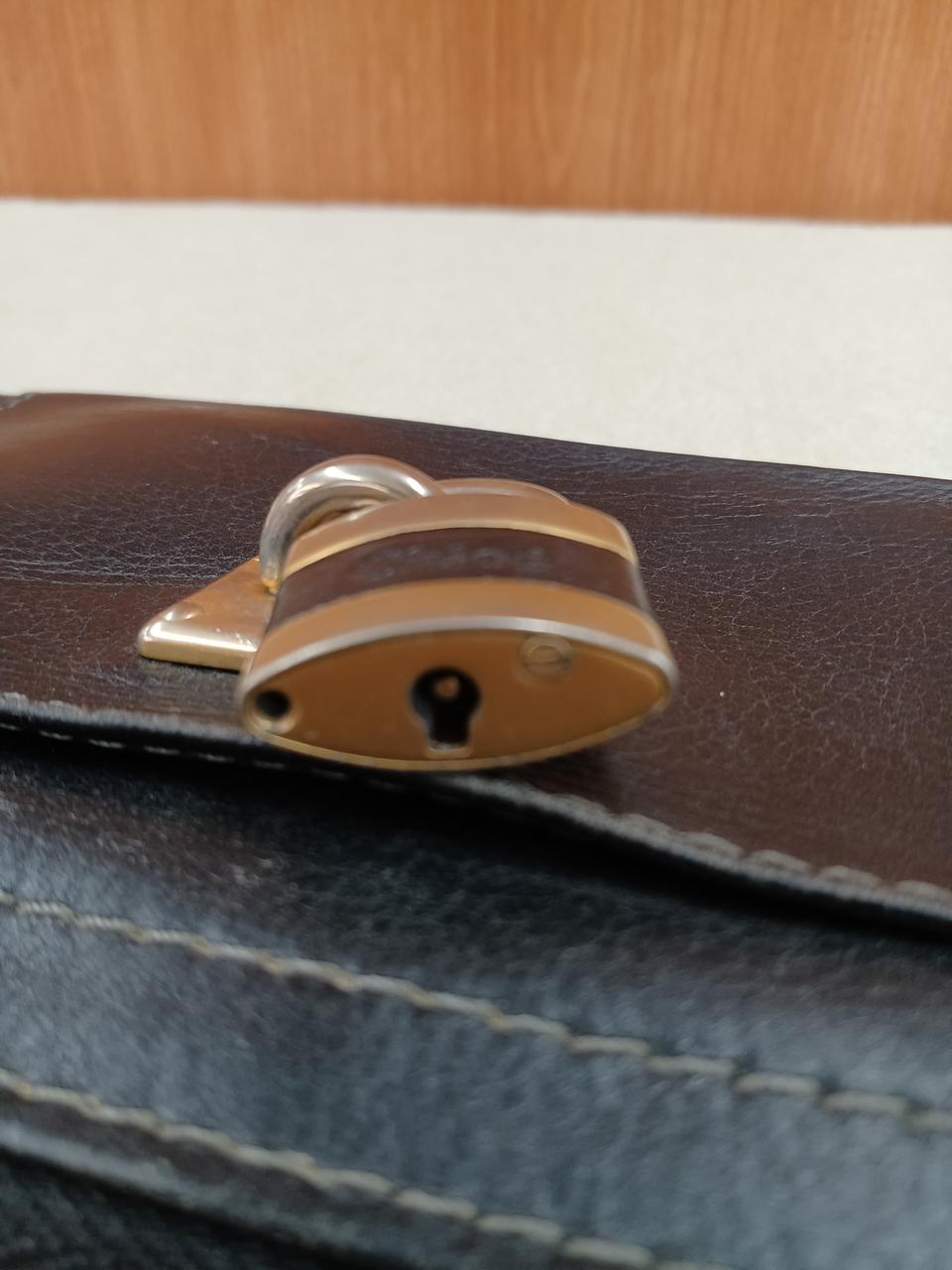 ネジが1つ外れてます