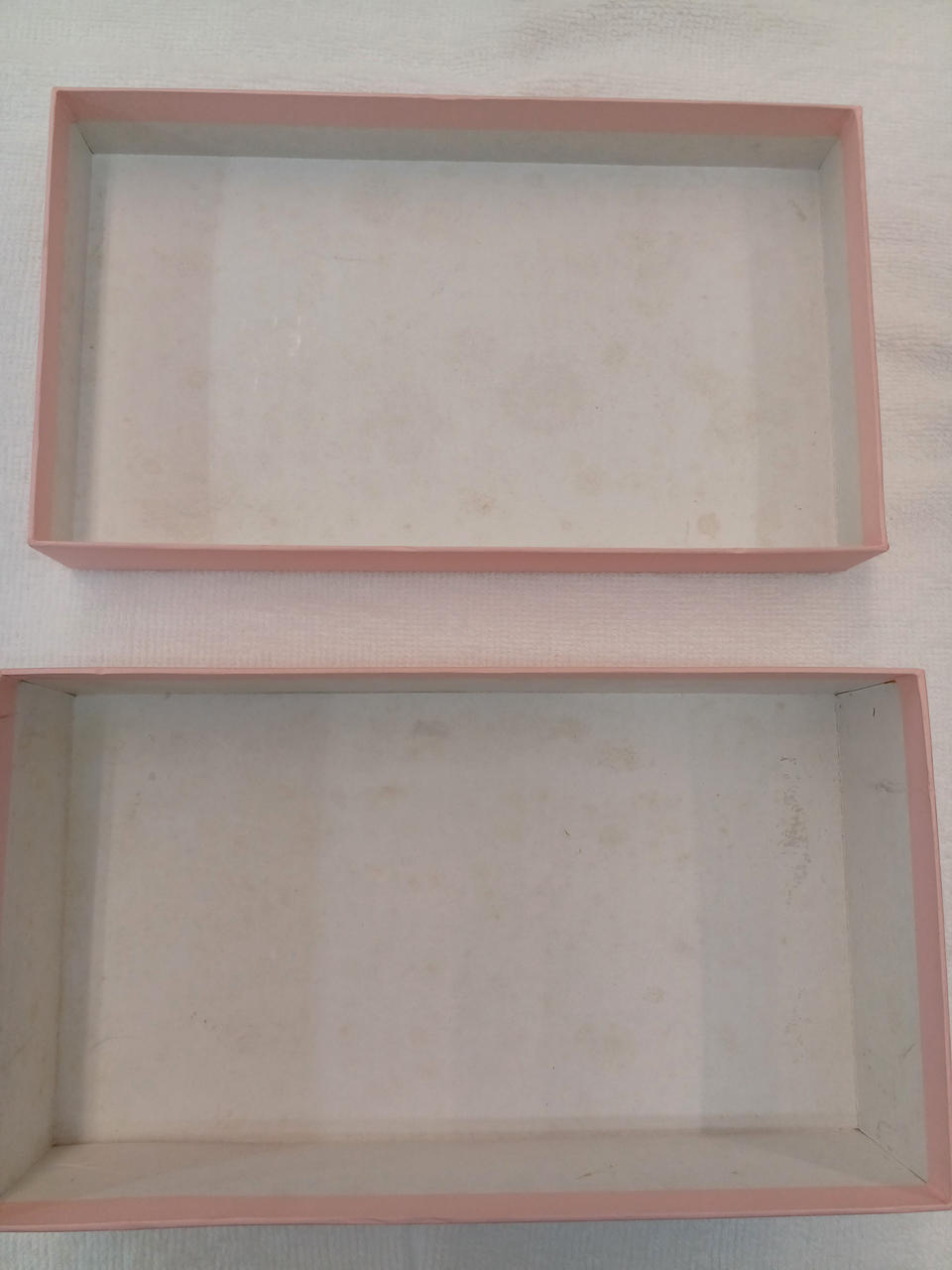 箱の中は全体的にシミが出ています。
