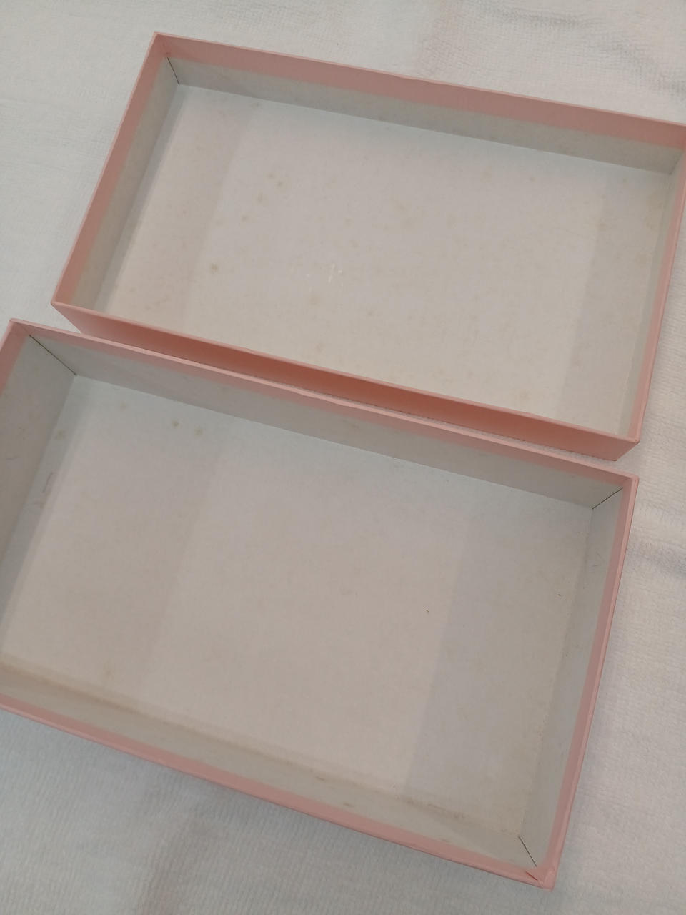 箱の中は全体的にシミが出ています。